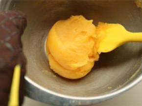 大约10分钟后，会变成这种细腻的状态，盆壁上会微微黏一些，这种程度就可以了。晾凉待用。