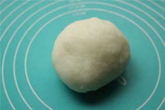 移到垫子上，不那么烫的时候用手揉搓面团，变得劲道又细腻就可以了。