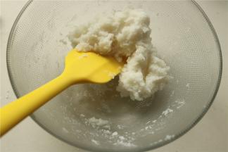 加入开水，边加边用刮刀拌匀。