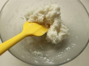 加入开水，边加边用刮刀拌匀。