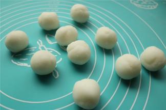 冰皮分成10个，每个大约19克。