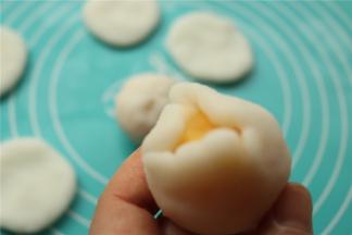 虎口收口法包好，收口捏紧。