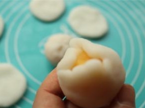 虎口收口法包好，收口捏紧。