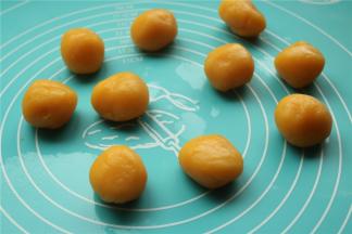 奶黄馅也分成25克一个，因为比较软，所以送入冰箱冷冻10分钟再开始操作。