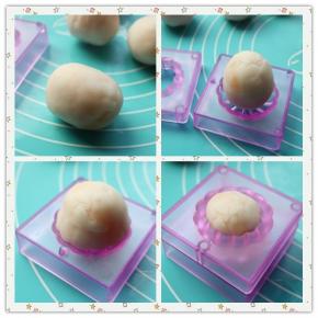 取一个包好的饼皮月饼，搓成略微细一点的圆柱，光滑的一头放入有花纹那一半模子里，按压出花纹，把上面整理一下，再扣上另一半模子，压紧就好了。