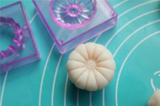 脱模很容易，而且花纹清晰。这个模具操作时候不需要抹油和撒粉。