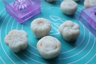 全部花型都做几个。全部压完，可以吃掉了。