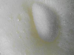 鸡蛋分成蛋黄和蛋白两份。是分蛋方法吗？还不是，这是比较奇妙的地方!!! 将蛋白打至粗泡加第一次细砂糖。（蛋白盆必须无油且无水，这点必须注意）