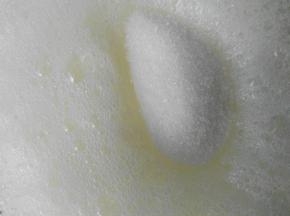 鸡蛋分成蛋黄和蛋白两份。是分蛋方法吗？还不是，这是比较奇妙的地方!!! 将蛋白打至粗泡加第一次细砂糖。（蛋白盆必须无油且无水，这点必须注意）