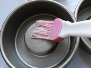 在夹心模具内壁刷一层自制脱模膏