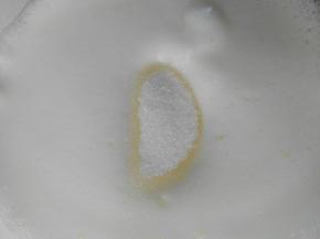 继续打蛋。至比较细腻的程度，第二次加糖