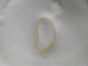 继续打蛋。至比较细腻的程度，第二次加糖