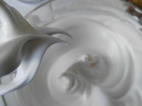 打至软峰时，将全部的砂糖倒入打蛋盆中，将蛋白打至硬性发泡，及拉起打蛋头蛋白成尖峰状态。