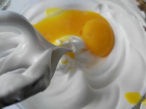 加入蛋黄，继续打蛋器打2分钟左右。