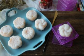 皮软软的，QQ的，奶黄馅很细腻也很香。