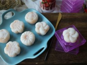 皮软软的，QQ的，奶黄馅很细腻也很香。