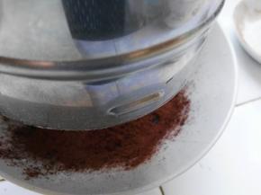 牛奶加黄油，微波炉中火打1到1分半，成液态，将可可粉筛入。分次加入到黄油液中。