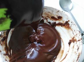 将可可粉细细搅拌至无颗粒。盖保鲜膜冷却。