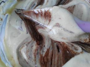 在面糊里加入微温的可可溶液，搅拌均匀。