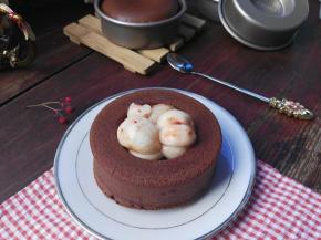 在蛋糕杯中放入山竹，味道很好哦。。。。。。