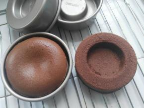 时间到后，出炉，从3cm的高度往下震一次，将底部的热气逼出，倒扣，脱模