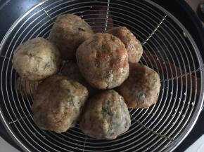 炸至表面金黄后捞出控油即可