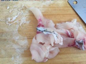 然后再将鱼肉片的少许骨刺挑出