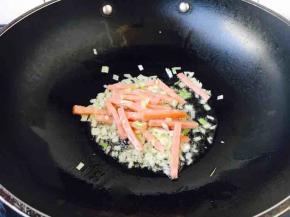 放入火腿丝煸炒出香味