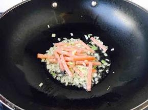 放入火腿丝煸炒出香味
