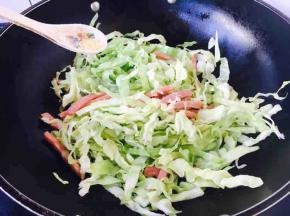 放入半小勺的鸡精，翻炒均匀。
