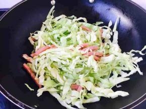 放入圆白菜丝，翻炒均匀。