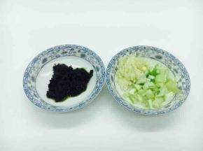 蒜切末，葱切花，准备1勺橄榄菜。