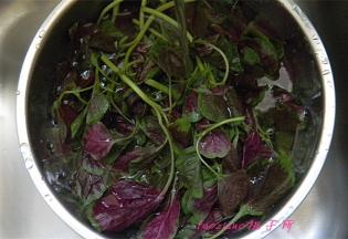 将红苋菜去根、黄叶，清洗干净；