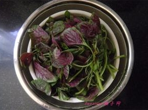 把洗净的苋菜放入沥水篮里控一下水份；