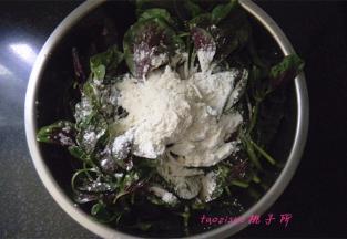 控干水份的苋菜里，倒入适量植物油拌匀，再放入面粉和玉米淀粉按照1:1的比例；