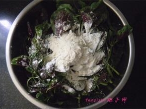 控干水份的苋菜里，倒入适量植物油拌匀，再放入面粉和玉米淀粉按照1:1的比例；