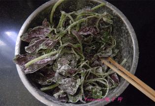 将苋菜均匀地裹上一层面粉；