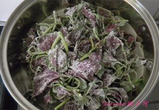 将拌好的苋菜铺到笼屉上，中火蒸3分钟，不要焖，立刻开盖；（如果蒸的多就延长时间，我这一小把苋菜，3分钟正好。）