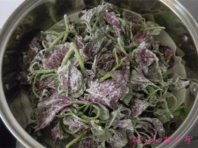 将拌好的苋菜铺到笼屉上，中火蒸3分钟，不要焖，立刻开盖；（如果蒸的多就延长时间，我这一小把苋菜，3分钟正好。）