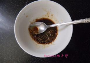 蒸菜的时候开始做蒜泥汁，两瓣蒜加点食盐捣成蒜泥，加入生抽和香醋拌匀即可；