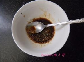 蒸菜的时候开始做蒜泥汁，两瓣蒜加点食盐捣成蒜泥，加入生抽和香醋拌匀即可；