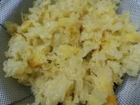 银耳用水泡发后洗净去蒂用剪刀剪成小块（我没有去蒂，后来发现面团里有小块银耳，可能是没有去蒂的缘故）