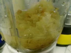 用料理机将银耳打碎