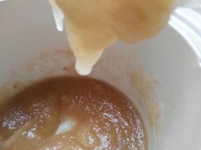 用小炖锅将银耳糊炖成非常浓稠状态的银耳糊