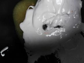 用面包机桶称出130克银耳糊和45克棉花糖(注意面粉吸水量不一样，留出一小部分根据面粉吸水情况再添加，可以留银耳糊，也可以留蛋液，看个人喜好)