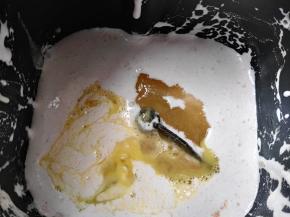 加入鸡蛋液(注意面粉吸水量不一样，留出一小部分根据面粉吸水情况再添加，可以留银耳糊，也可以留蛋液，看个人喜好)