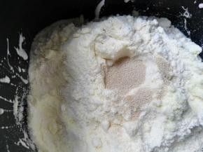 倒入高筋粉、奶粉及酵母，夏天如选面包机揉面，建议揉面过程中打开面包机盖，以免因搅拌产生高温影响发酵。