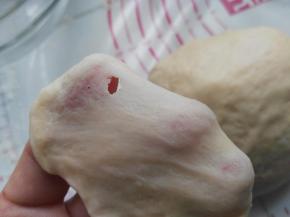 加入黄油，盐揉至完全阶段，可以拉出薄膜即可。