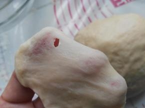 加入黄油，盐揉至完全阶段，可以拉出薄膜即可。