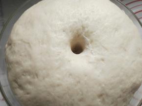 面团发酵到两倍大时，手指粘面粉戳一下，不回弹不回缩。